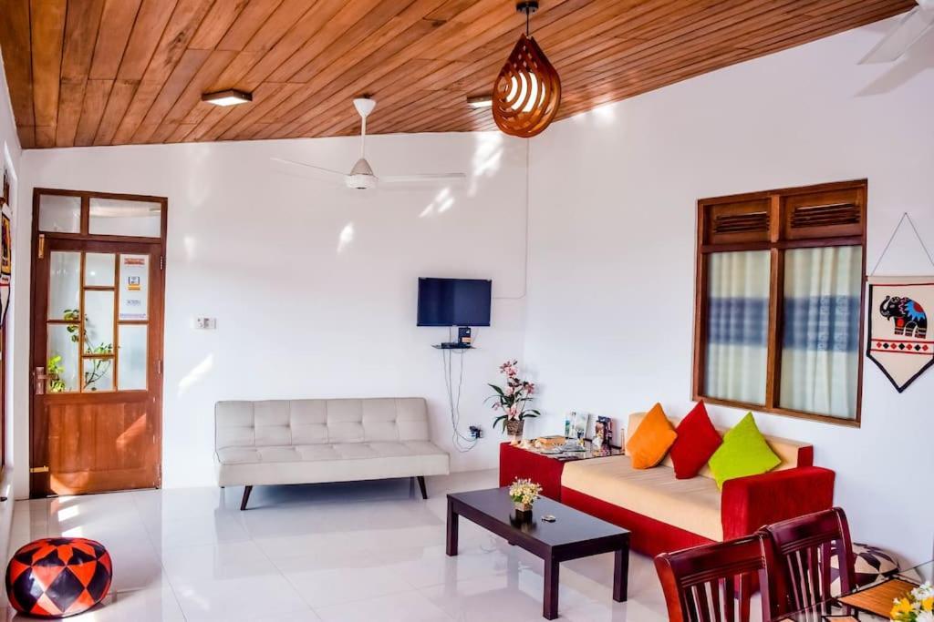 Saru Holiday Apartment - Upto 6 Guests 캔디 외부 사진