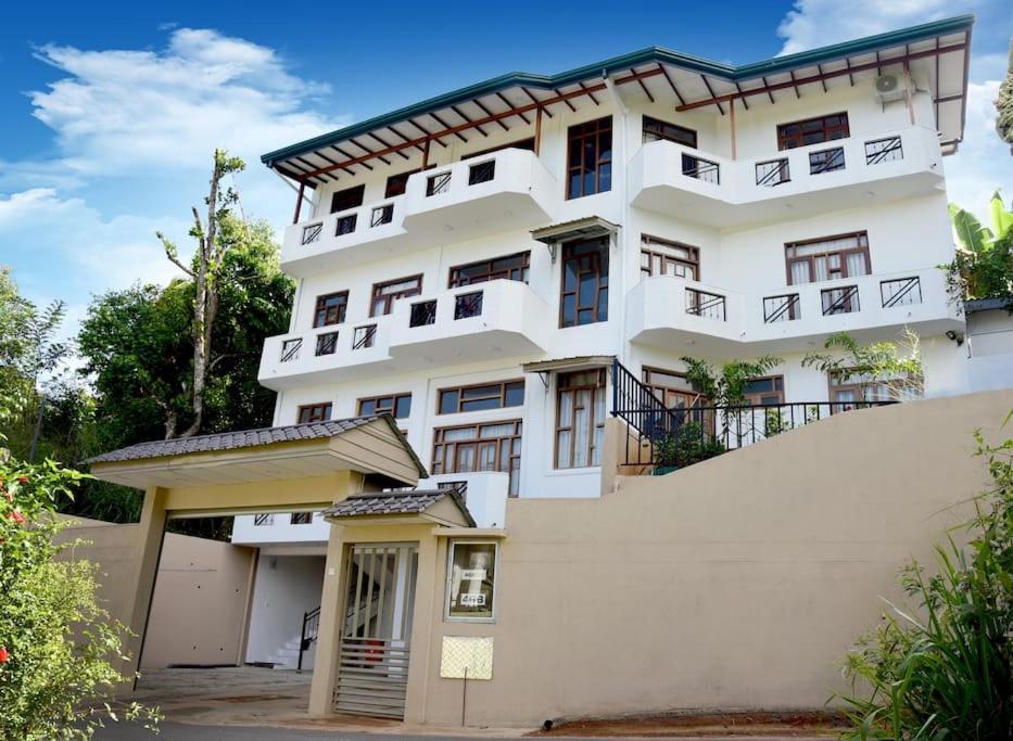 Saru Holiday Apartment - Upto 6 Guests 캔디 외부 사진